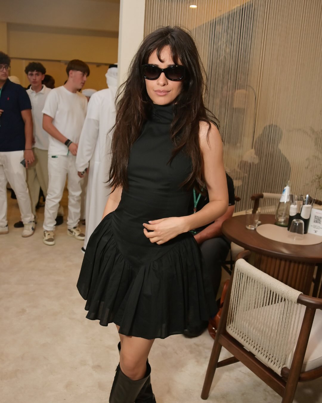 كاميلا كابيو ترتدي فستانا باللون الأسود الموحد والبوت الجليد