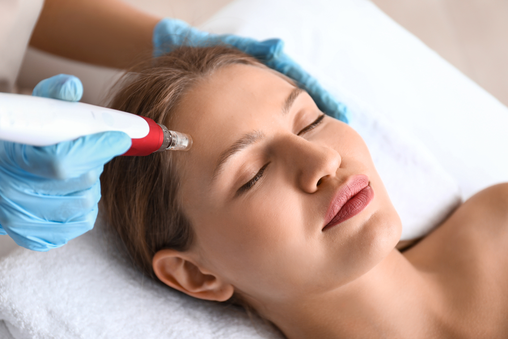 كانت تقنية BB Glow تُقدَّم حينها كإجراء بسيط وسريع يمنح البشرة مظهراً موحداً وإشراقة فورية