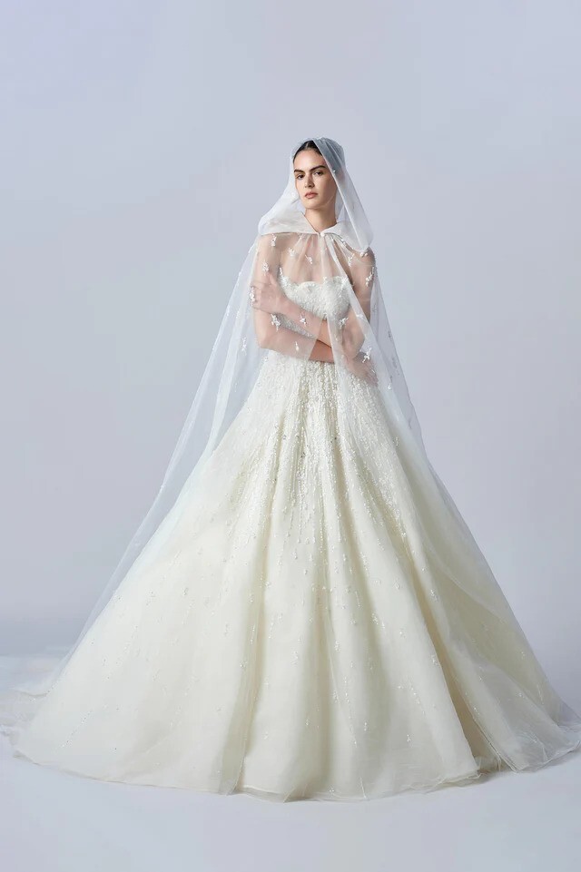 كايب عروس مطرز لخريف 2026 توقيع إيلي صعب