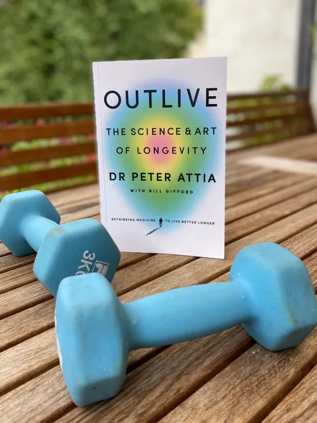 كتاب العيش أطول علم وفن طول العمر لبيتر أتيا بالاشتراك مع بيل جيفورد (٢٠٢٣)Outlive The Science and Art of Longevity by Peter Attia with Bill Gifford