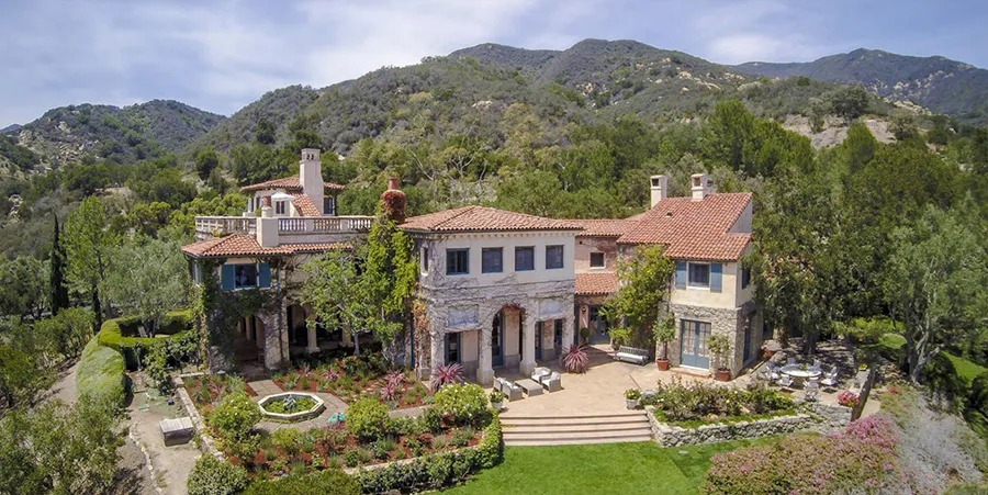 كتاب توم باور مرور الكرام على قصر مونتيسيتو . ففي موازاة سرد تفاصيل الرحلة