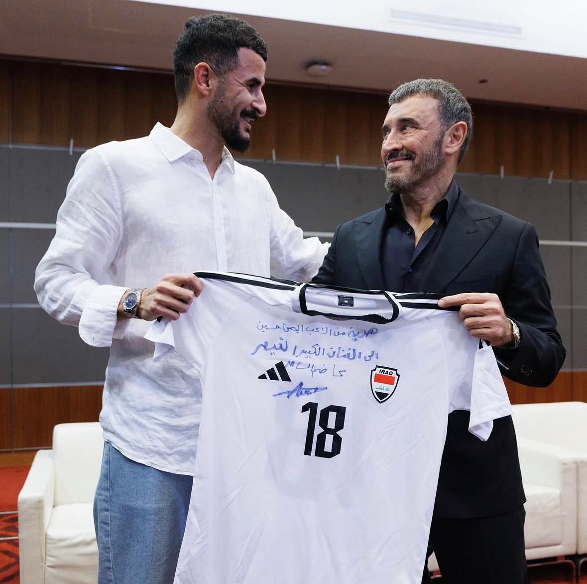 كاظم الساهر مع لاعب المنتخب العراقي أيمن حسين