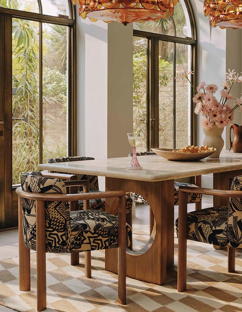 كراسي الطاولة هي عنصر تصميمي مميز قادر على إبراز جمال الغرفة وتحديد هويتها البصرية