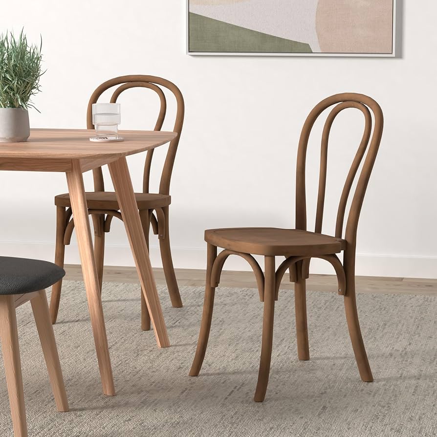 كراسي بنتوود تدمج بين البساطة العملية والجمال الكلاسيكي