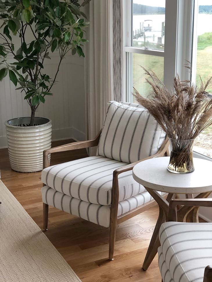 كراسي منجدة بنقشة الخطوط الخالدة