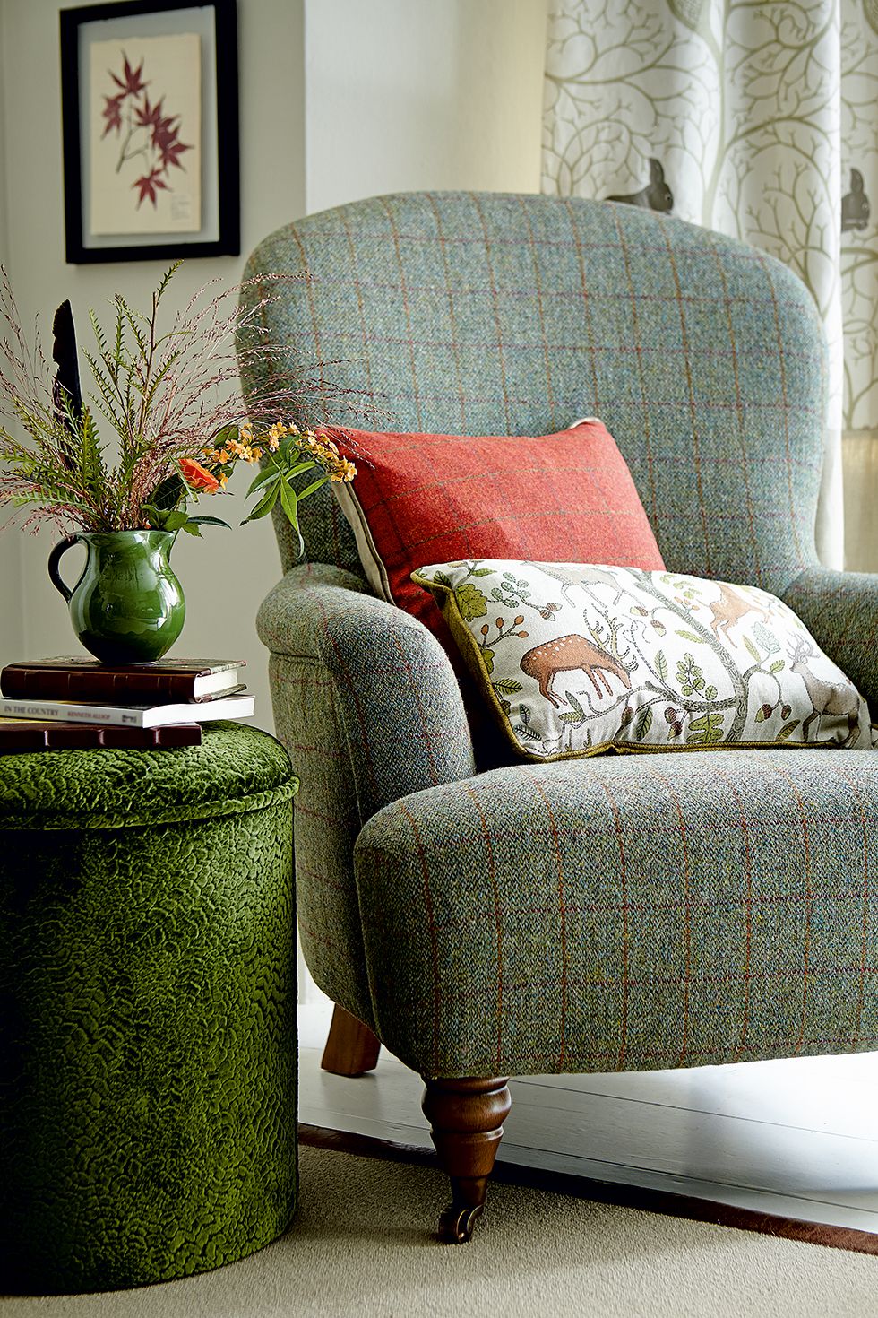 كرسي بذراعين منجد بقناش التويد