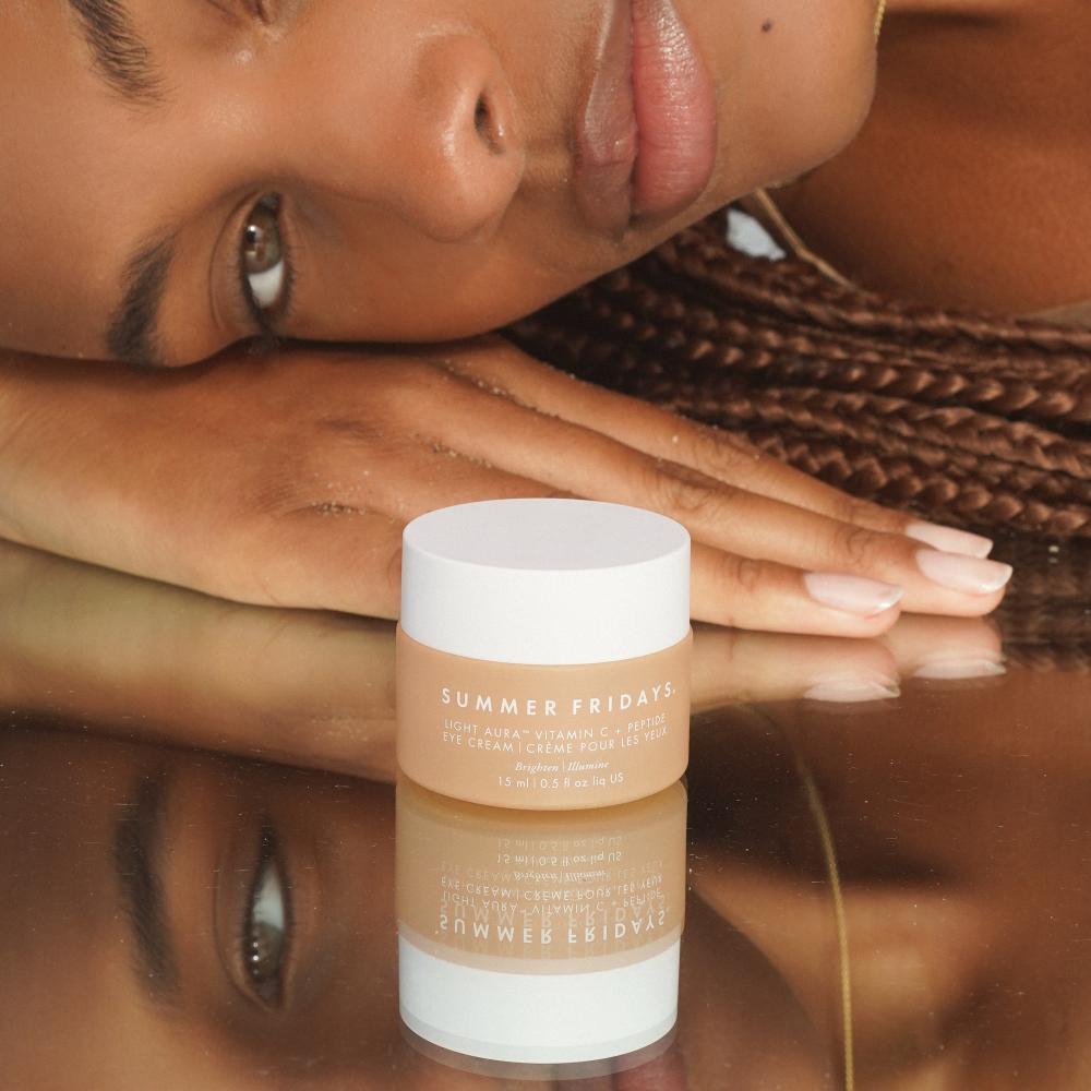 كريم العيون لايت أورا فايتمن C +بيبتايد آي كريم Light Aura Vitamin C + Peptide Eye Cream من علامة سامر فرايدايز Summer Fridays