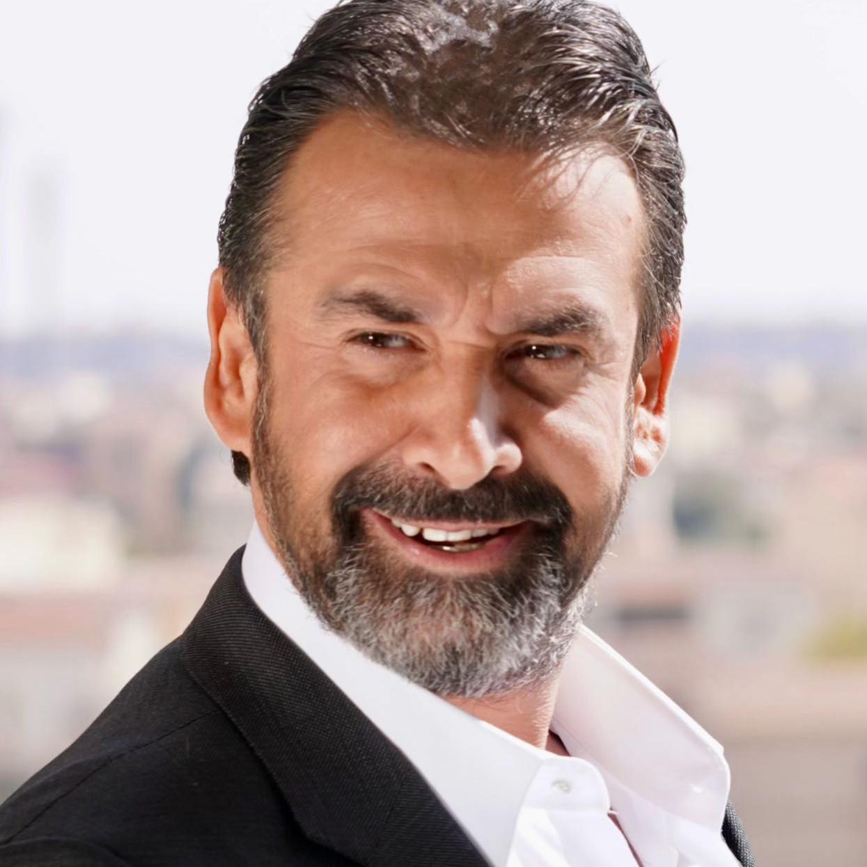 كريم عبدالعزيز بطل فيلم مع أحمد حلمي