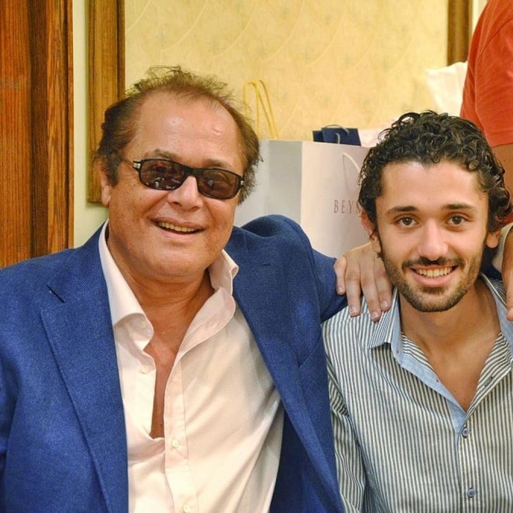 كريم مع والده الفنان الراحل محمود عبد العزيز