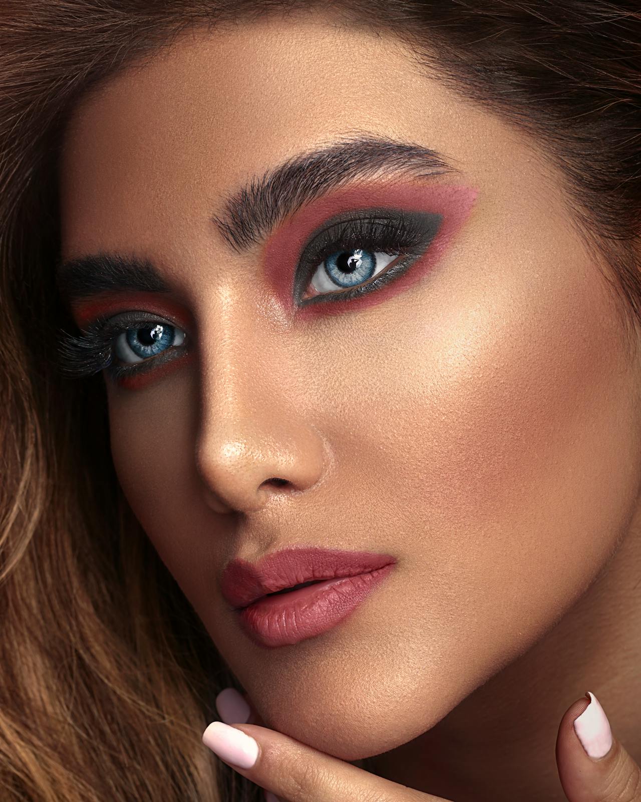 كريمات الأساس التي تحوي عامل حماية ضعيف والمكياج الثقيل مع قدوم الصيف يؤثران سلبًا على أنسجة البشرة
