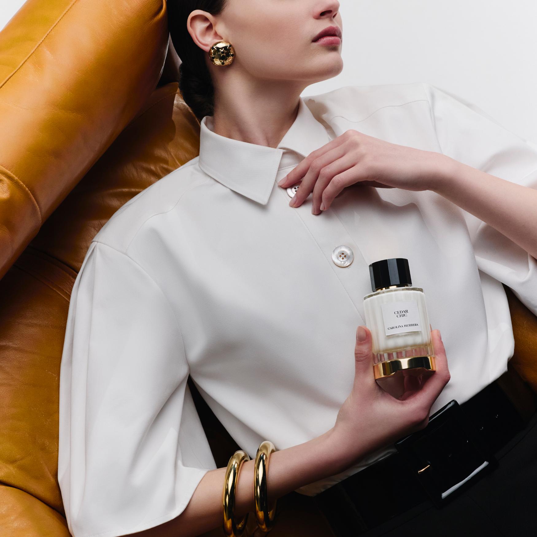 كشفت علامة Carolina Herrera عن إطلاق عطر Cedar Chic بإلهامٍ من تصميم القميص الأبيض الكلاسيكي