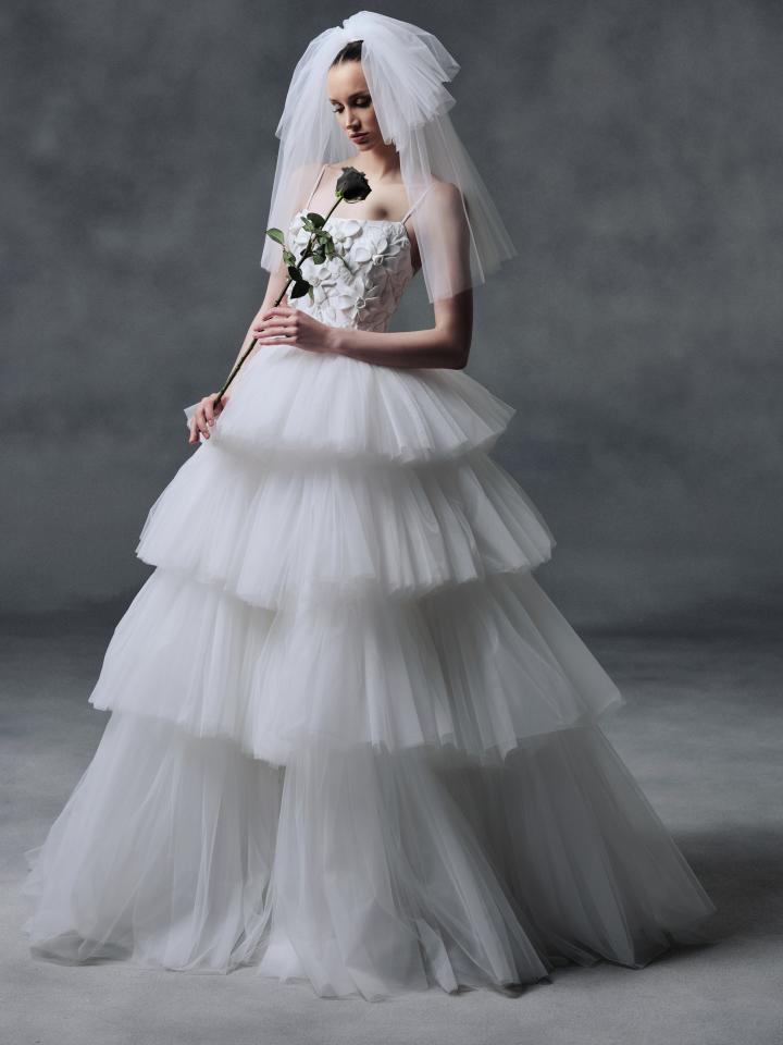 كشكشة ساحرة من التول في مجموعة طوني ورد لربيع 2027