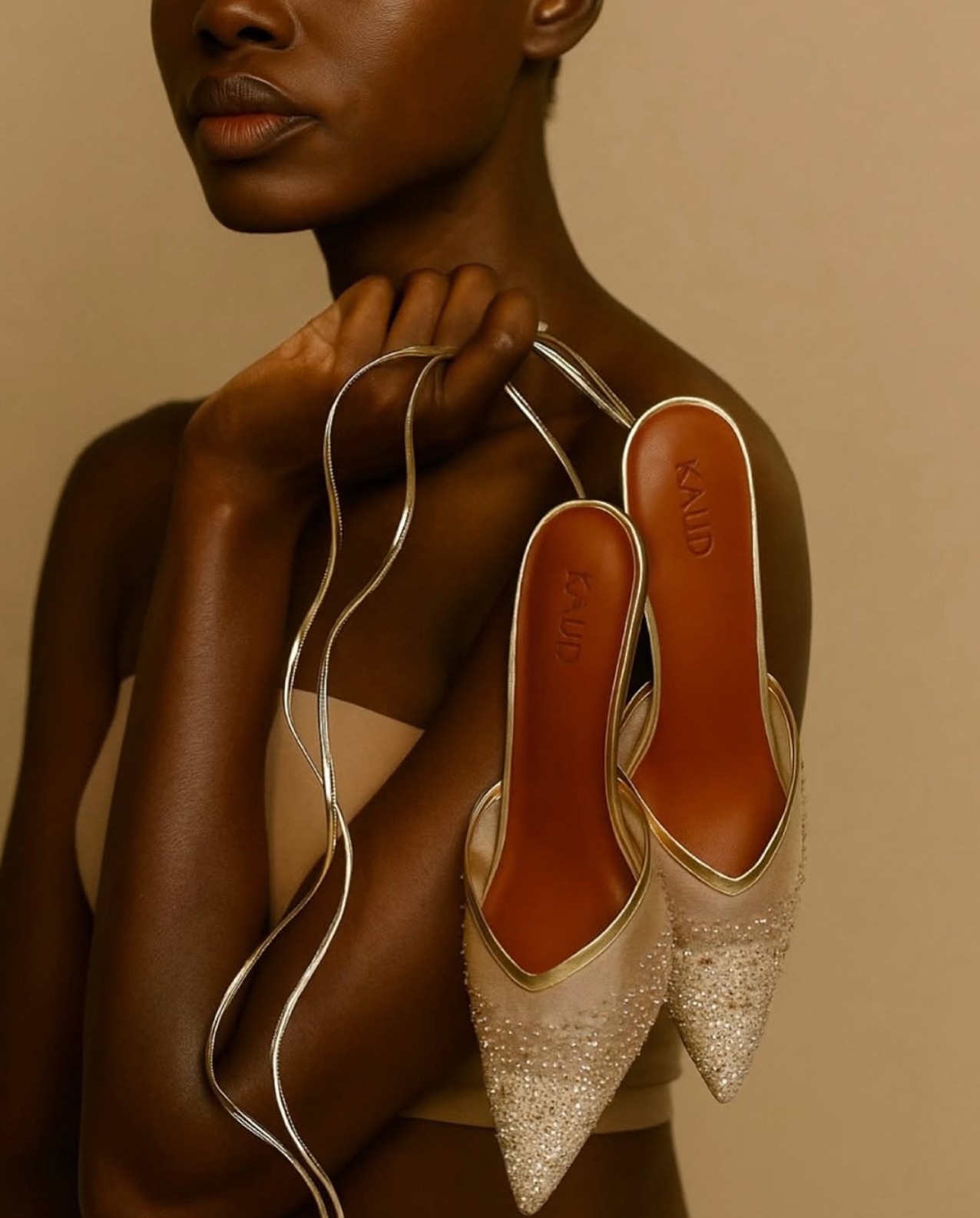 كعب عالي مرصع بالكريستال من العلامة السعودية Kaud