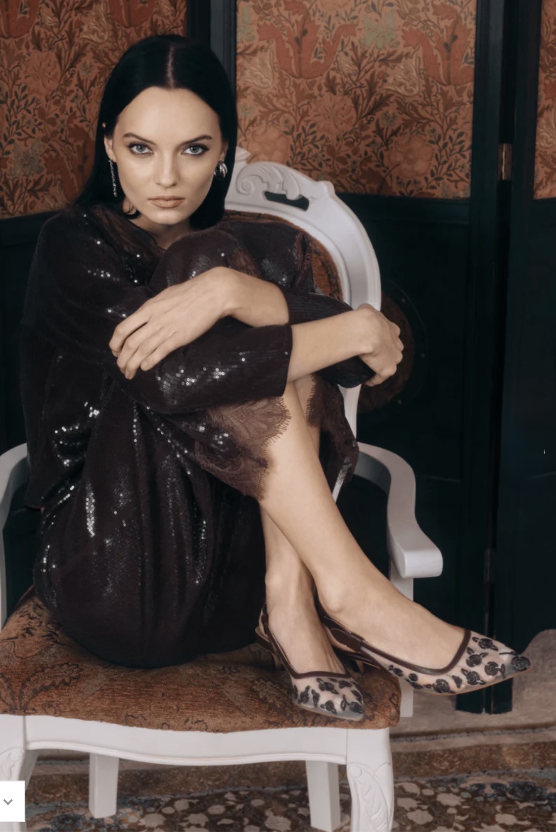 كعب مطرز ومميز من العلامة Thuna