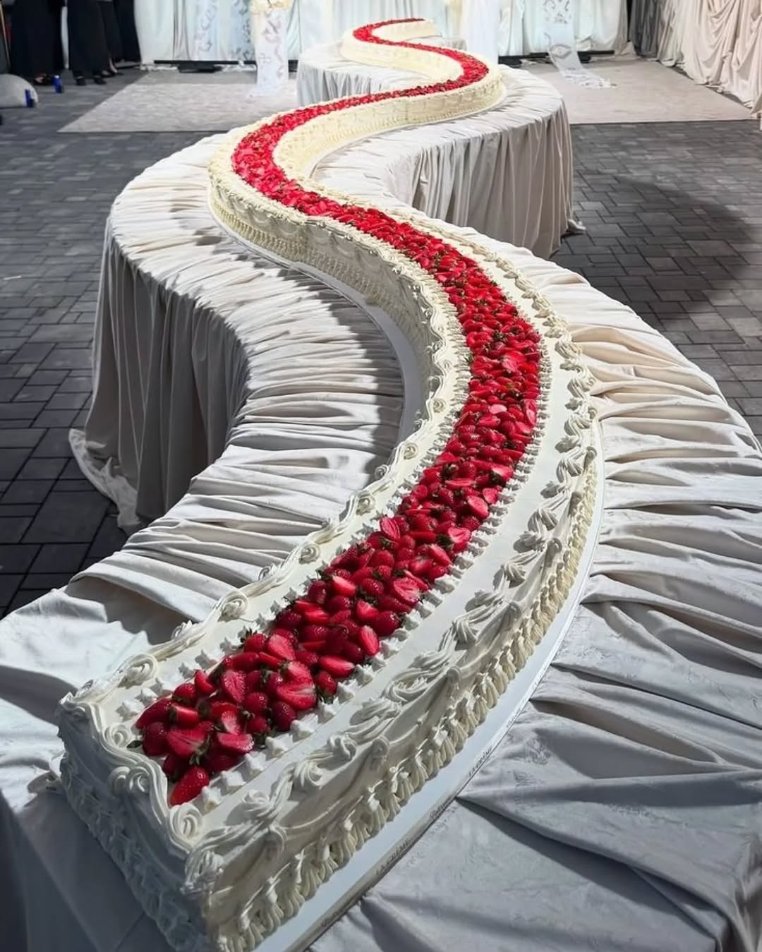 كعكة الزفاف المموجة - الصورة من Arabia Weddings