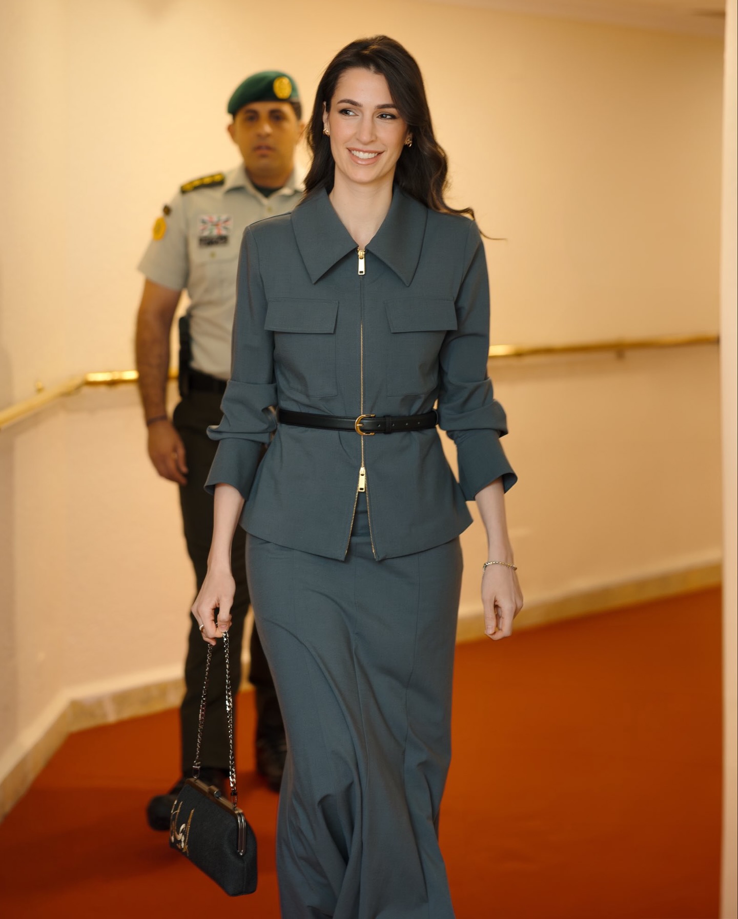 كلاسيكية الأميرة رجوة في إطلالة مميزة خلال العشاء السنوي للعائلة الملكية الأردنية