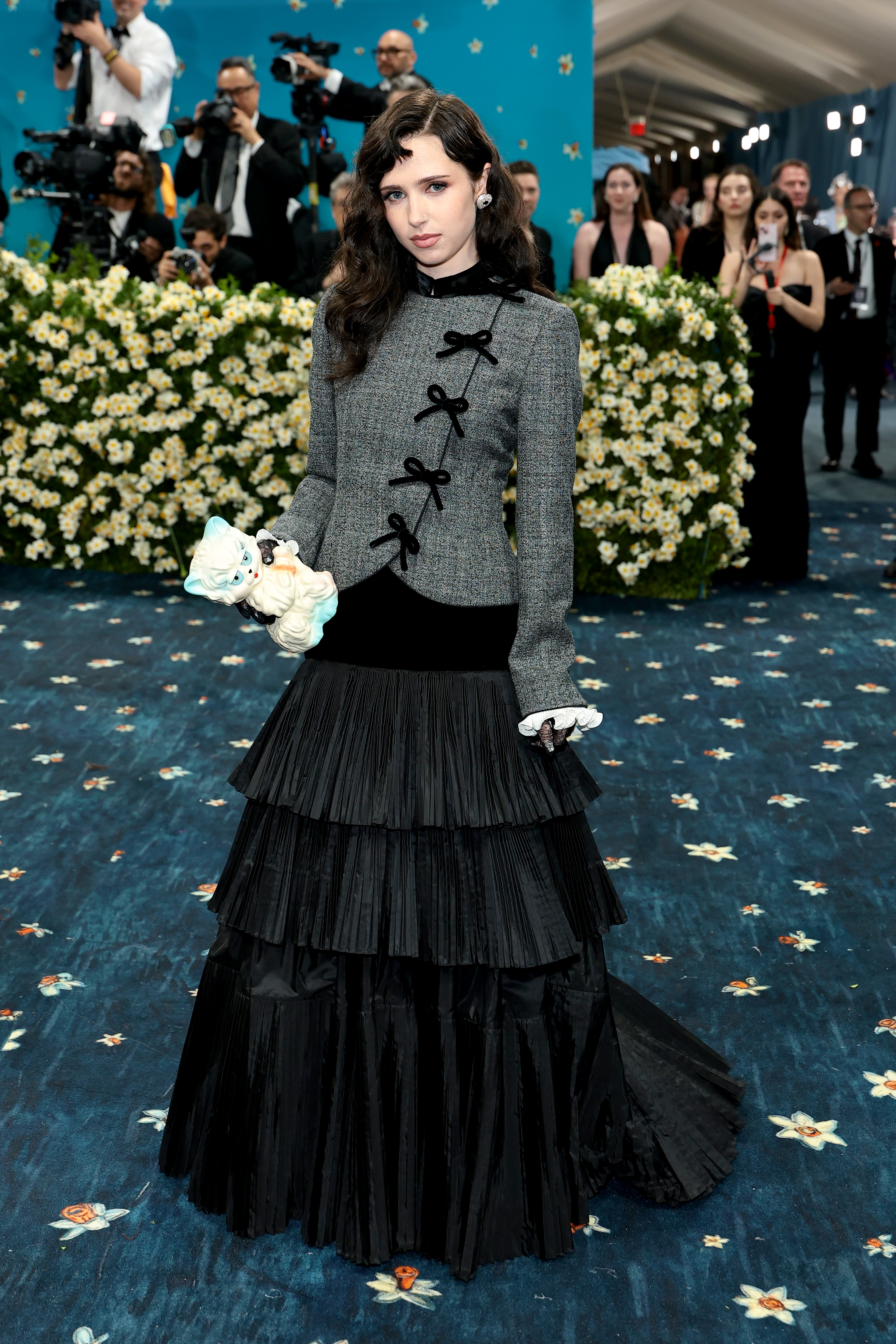 كلايرو Clairo بإطلالة كاملة من دار فالنتينو Valentino