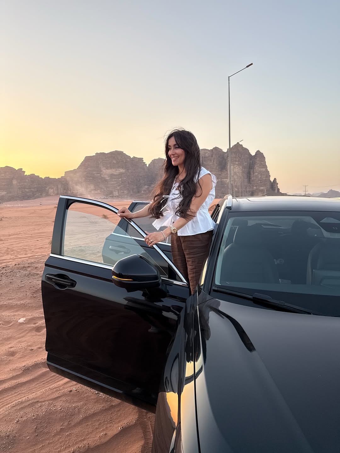 كندا حنا بإطلالة مريحة تناسب رحلات الصحراء في وادي رم
