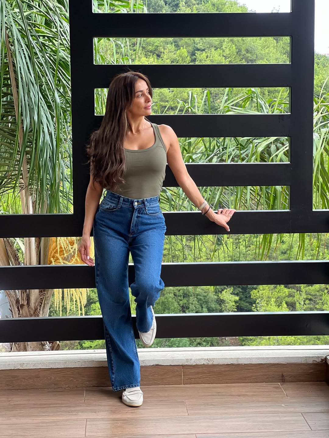 كندة حنا بإطلالة كاجوال ناعمة في إجازتها في لبنان