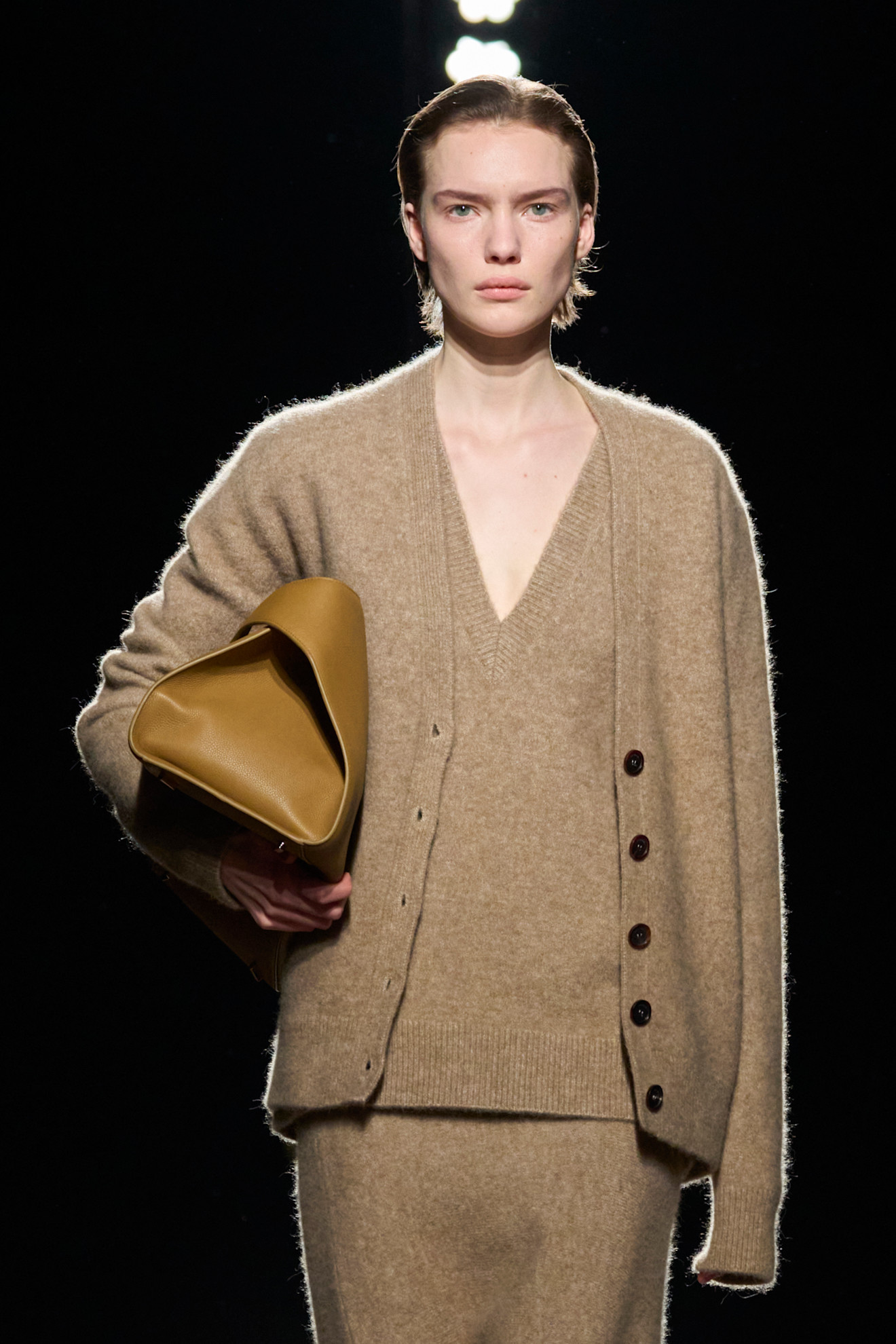 كنزة V واسعة من Ferragamo