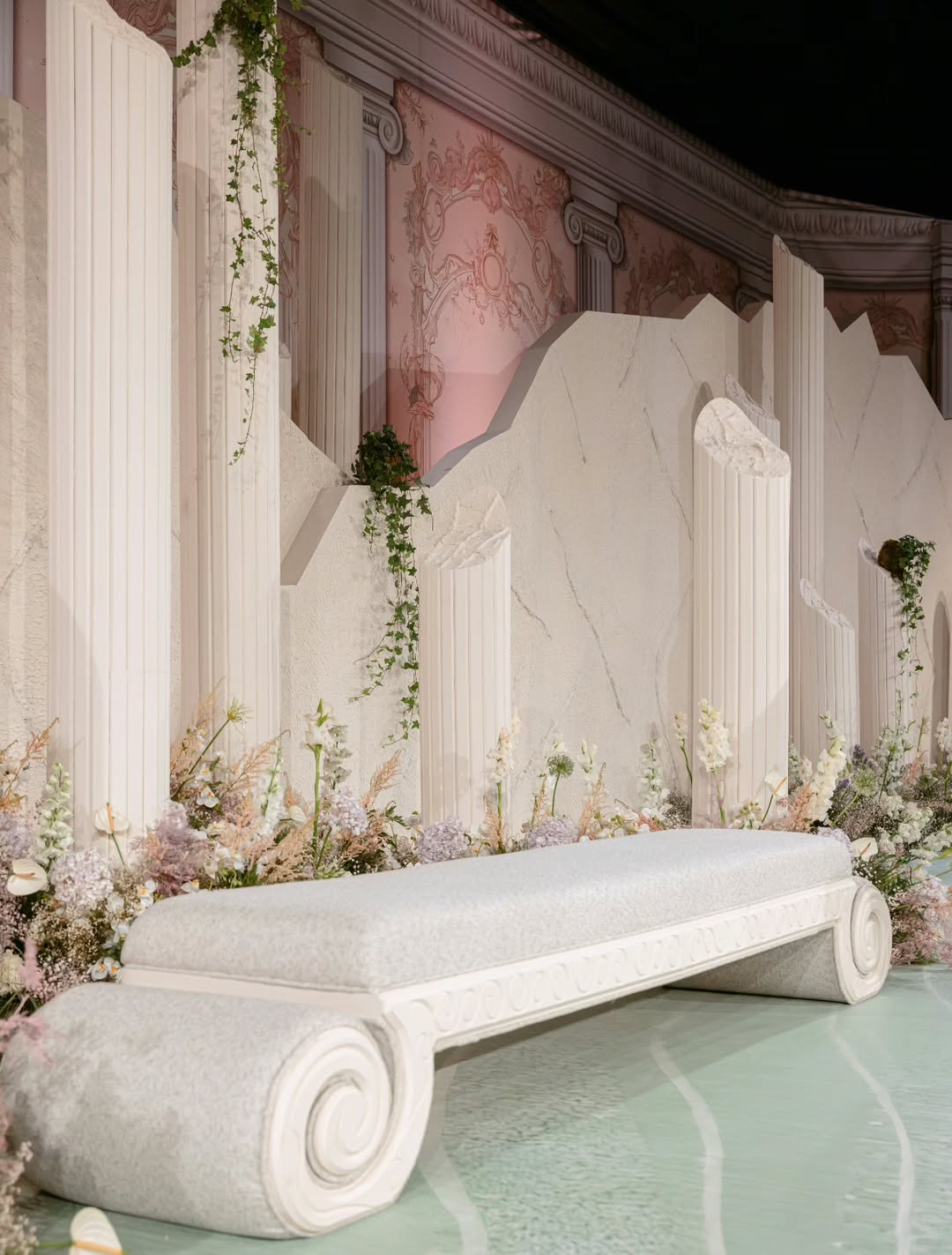 كوشة اللون الأبيض بغاية الفخامة والكلاسيكية