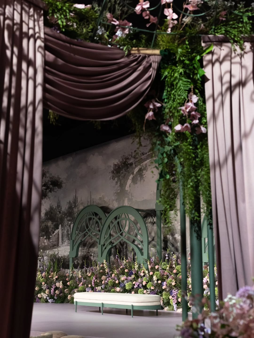 كوشة بيضاء مع زينة باللون الأخضر