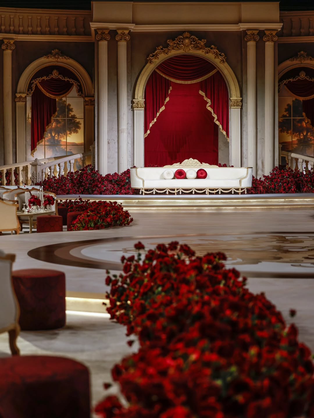 كوشة فخمة باللونين الأحمر والأبيض من وحي العلم الإماراتي