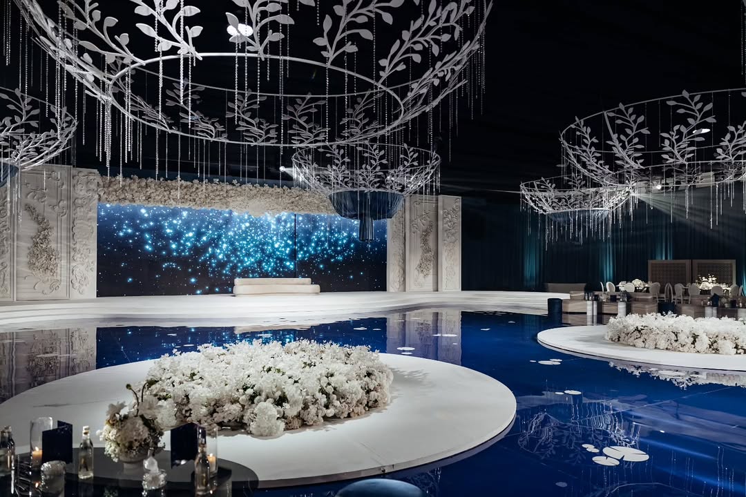 كوشة كلاسيكية باللون الأبيض