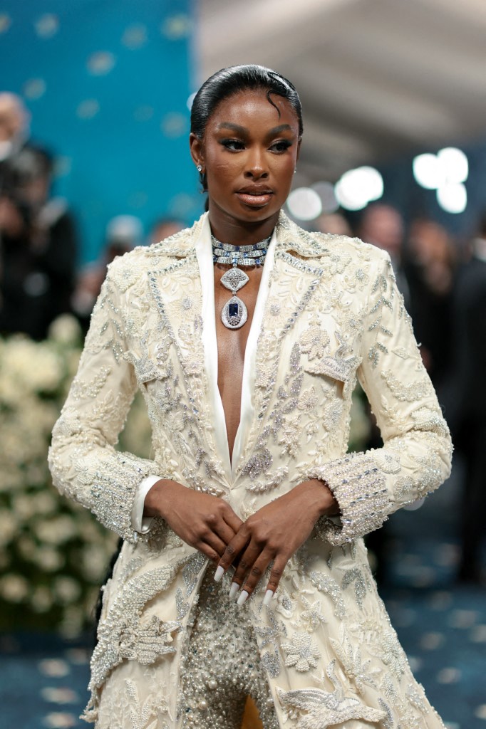 كوكو جونز Coco Jones بعقد بتصميم دراماتيكي من الألماس البرّاق والياقوت الأزرق