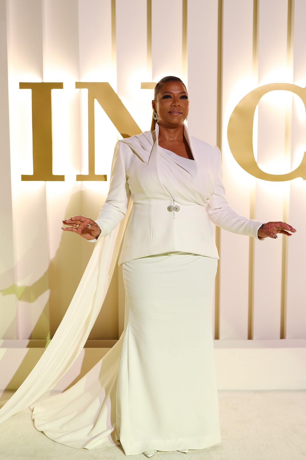 كوين لطيفة  بستايل بدلة وقورة باللون الأبيض