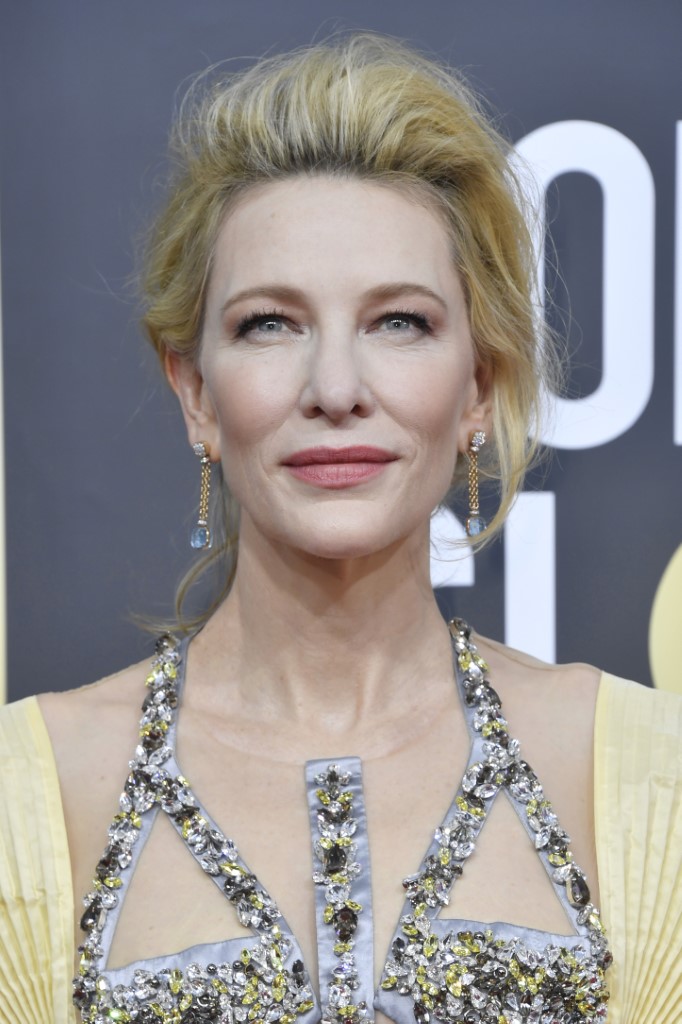 كيت بلانشيت Cate Blanchett بأقراط من الألماس والتوباز من علامة المجوهرات بوميلاتو Pomellato