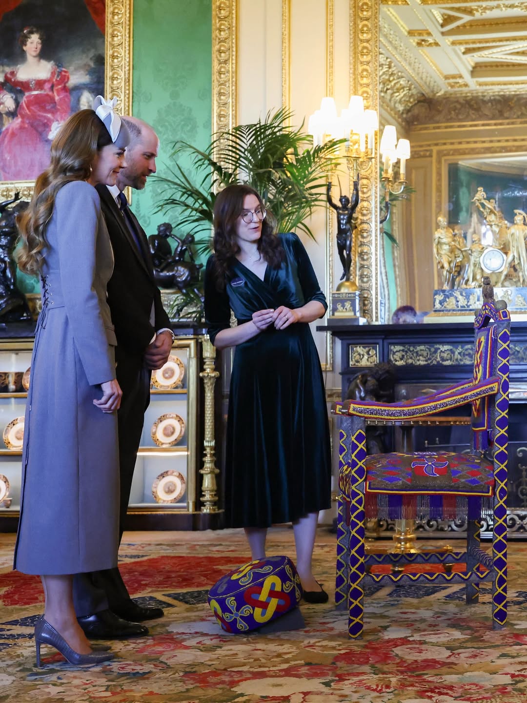 كيت ترتدي قبعة كلاسيكية بسيطة مزينة بفيونكة حريرية