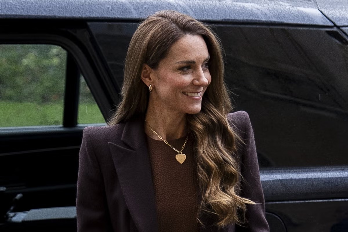 كيت ميدلتون بقلادة ذهبية فاخرة تُعرف باسم Gold Guardian Heart Chain