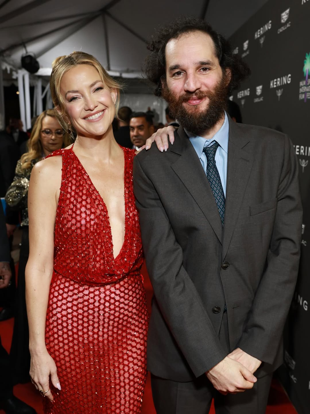 كيت هدسون بفستان طويل مغطى بتطريز شبكي من الخرز الأحمر اللامع