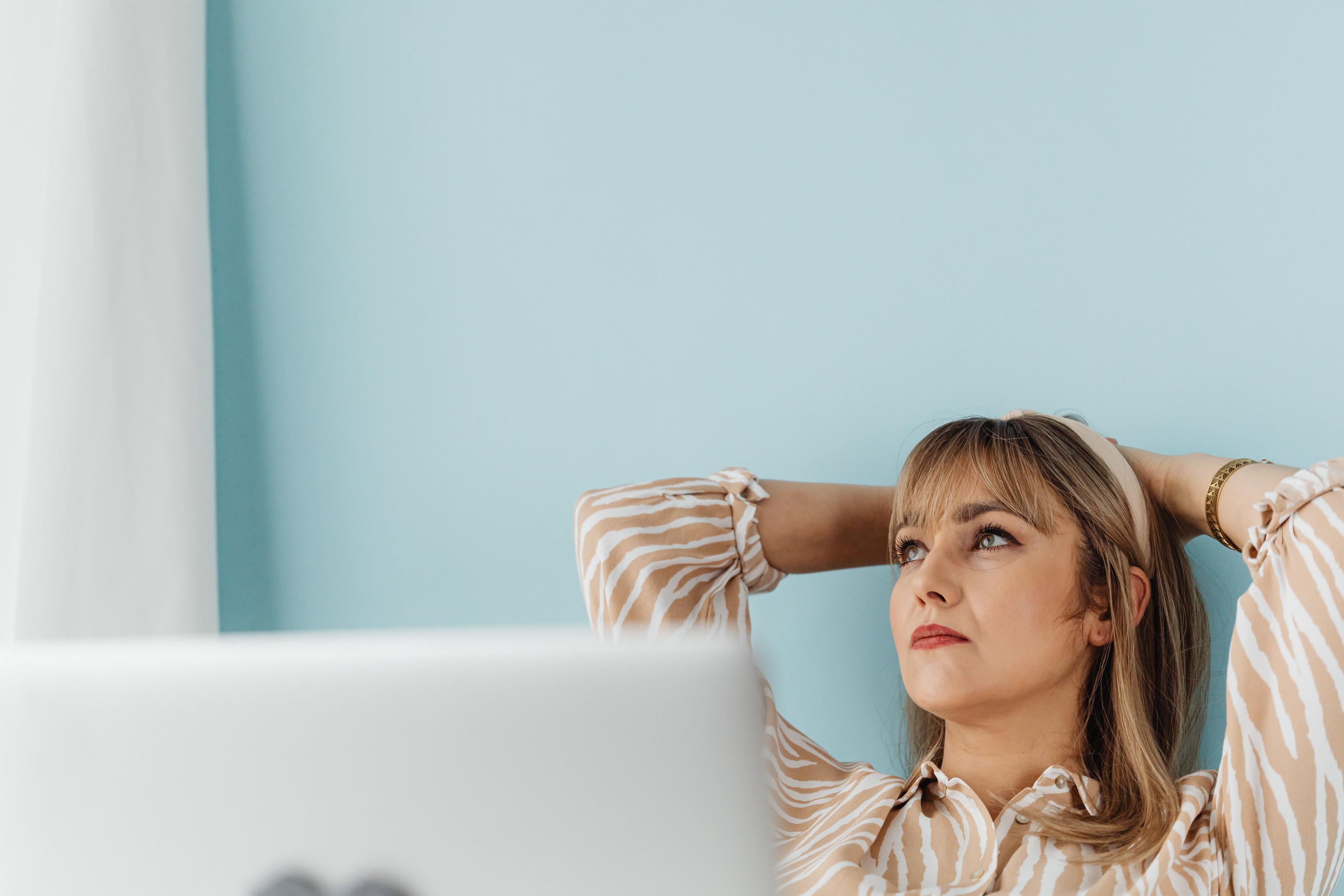 كيف تتجاوزين الشعور بأنكِ عالقة في مكانكِ المهني؟