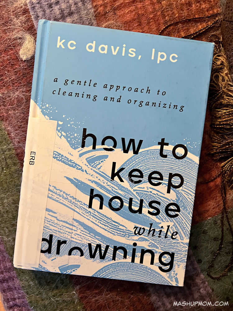 كيف تحافظين على منزلكِ وأنتِ غارقة في الفوضى How to Keep House While Drowning دليل لطيف للتنظيف والتنظيم، بقلم كيه سي ديفيس (٢٠٢٢)