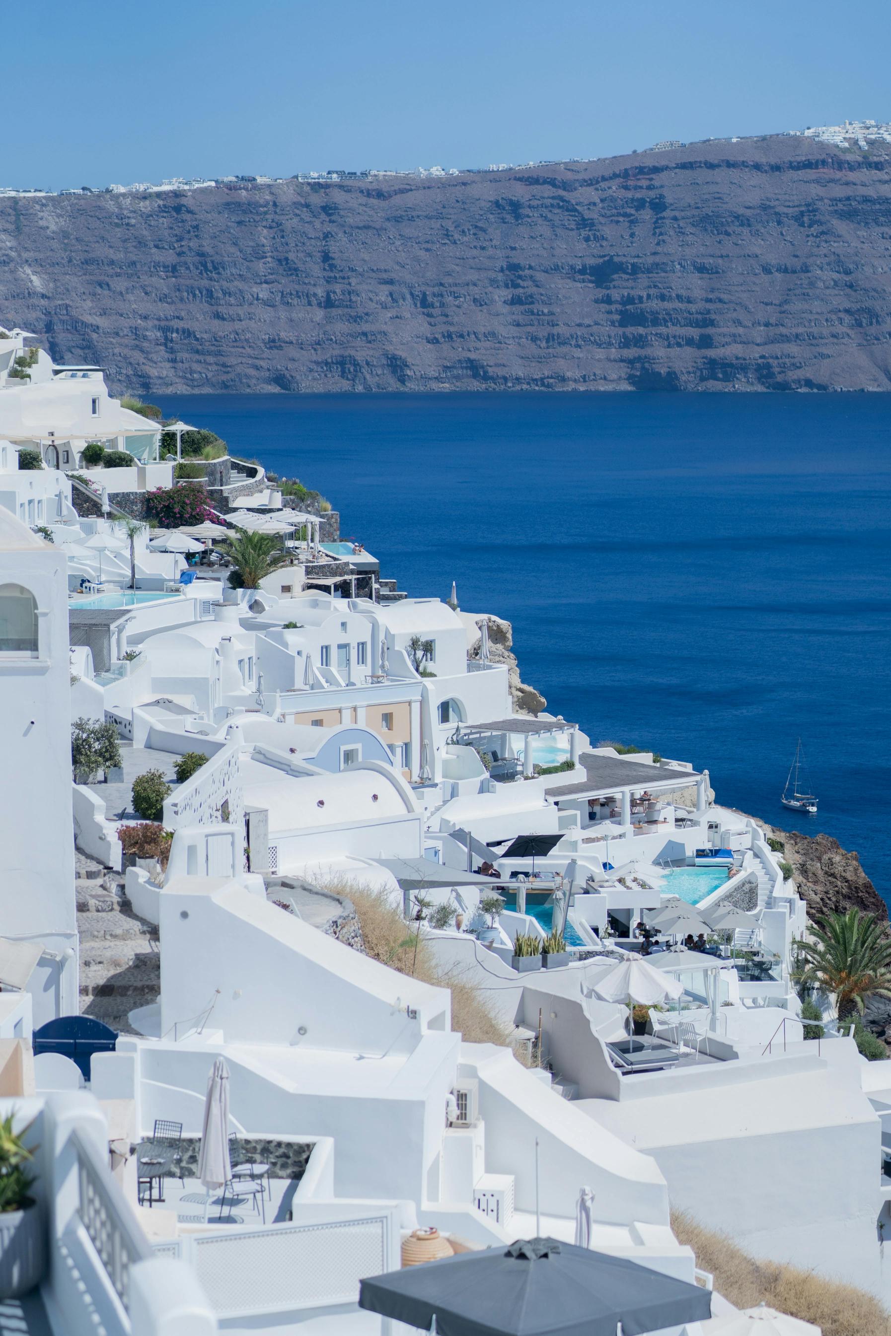 كيف تستمتعين بإطلالة الكالديرا في سانتوريني