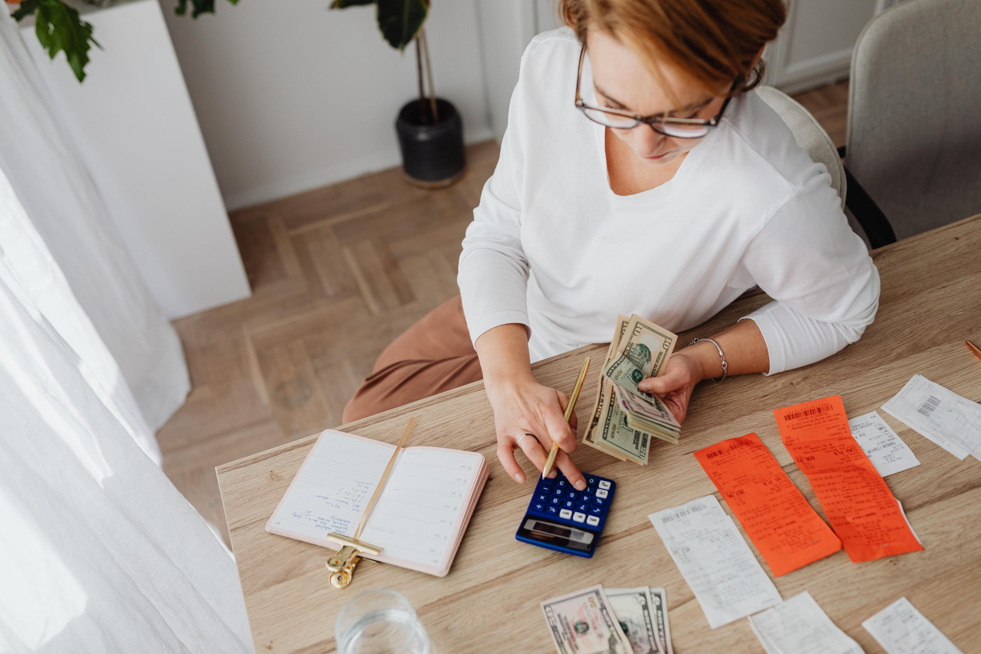 كيف يمكن لبعض القرارات المالية أن تؤثر في خياراتكِ وطموحاتكِ المستقبلية