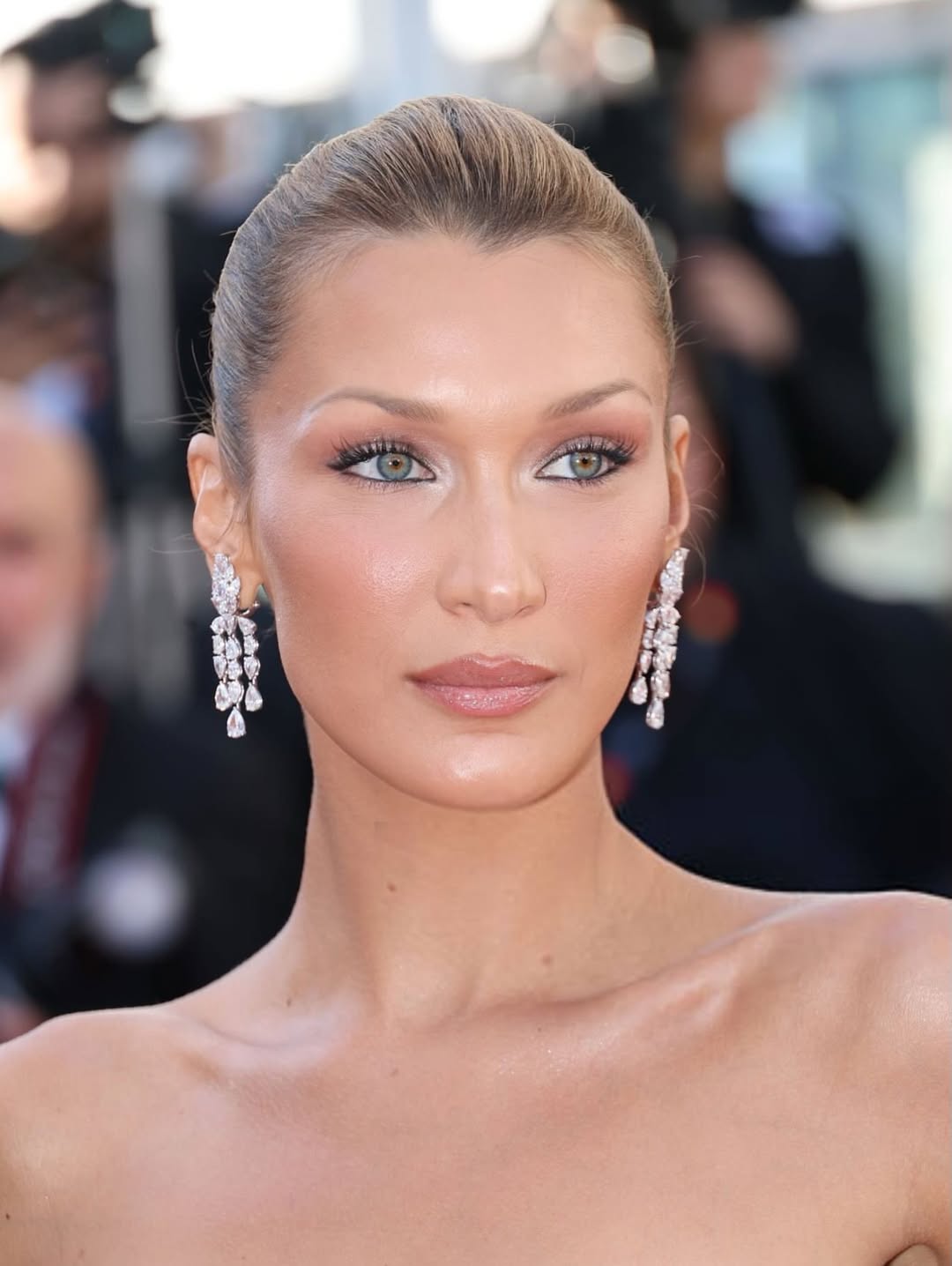 كيفية وضع كريم الأساس لإضاءة البشرة بأسلوب بيلا حديد Bella Hadid