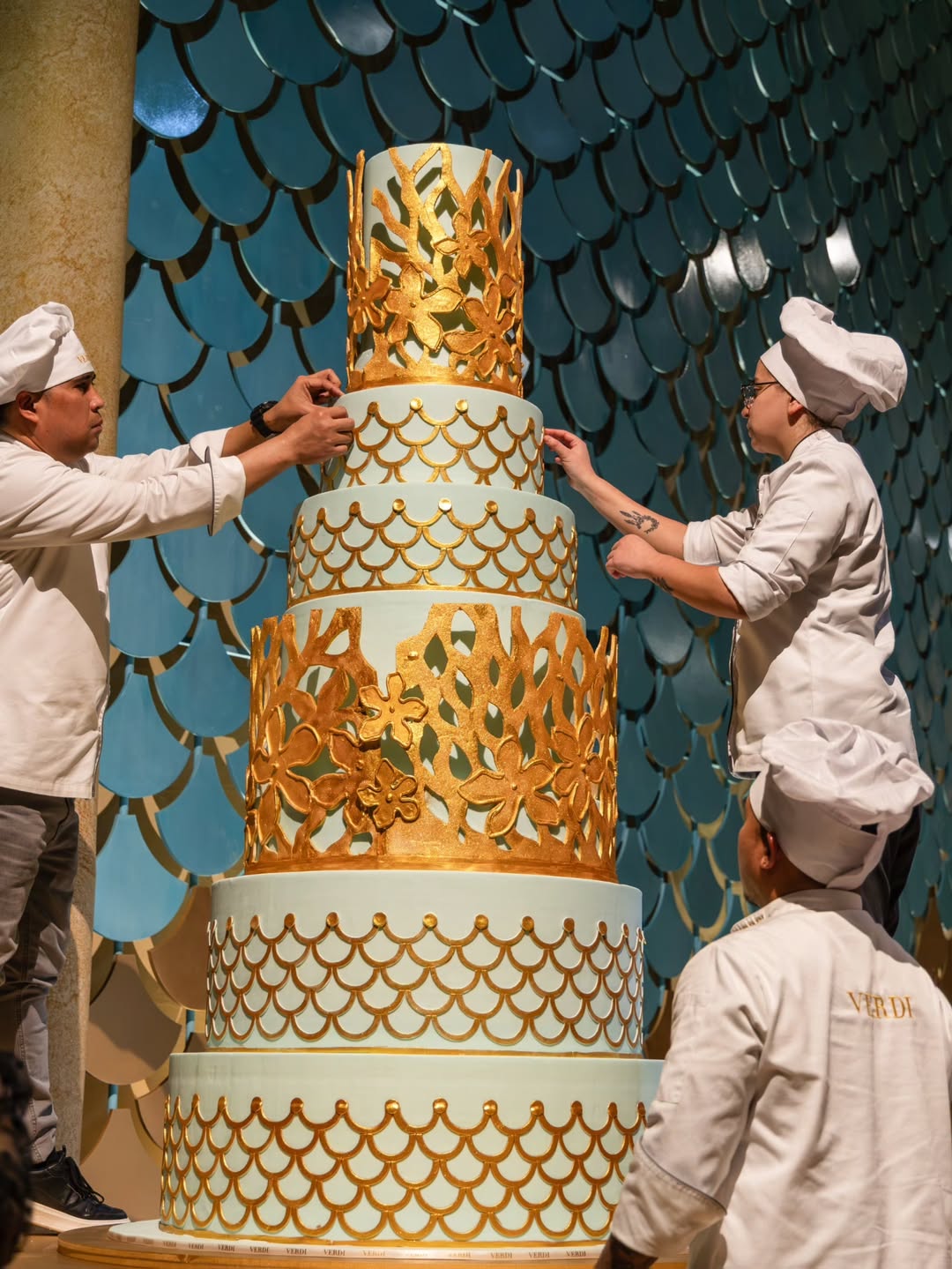 كيكات زفاف عصرية مزينة بالأشكال الذهبية التي تتوافق مع ثيم الزفاف