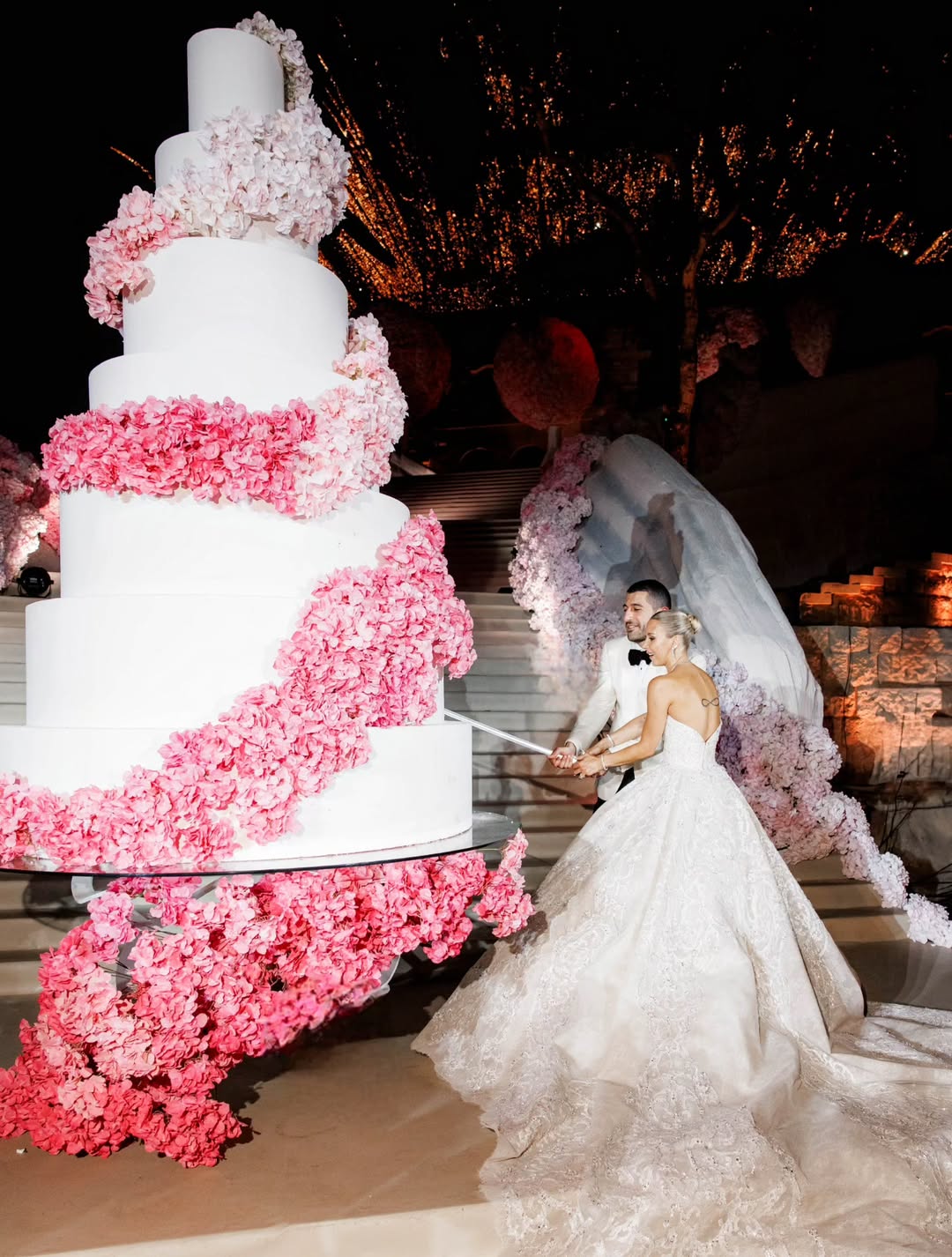 كيكة الزفاف المزينة بالورود لا تتبدل أو تغيب عن الأعراس