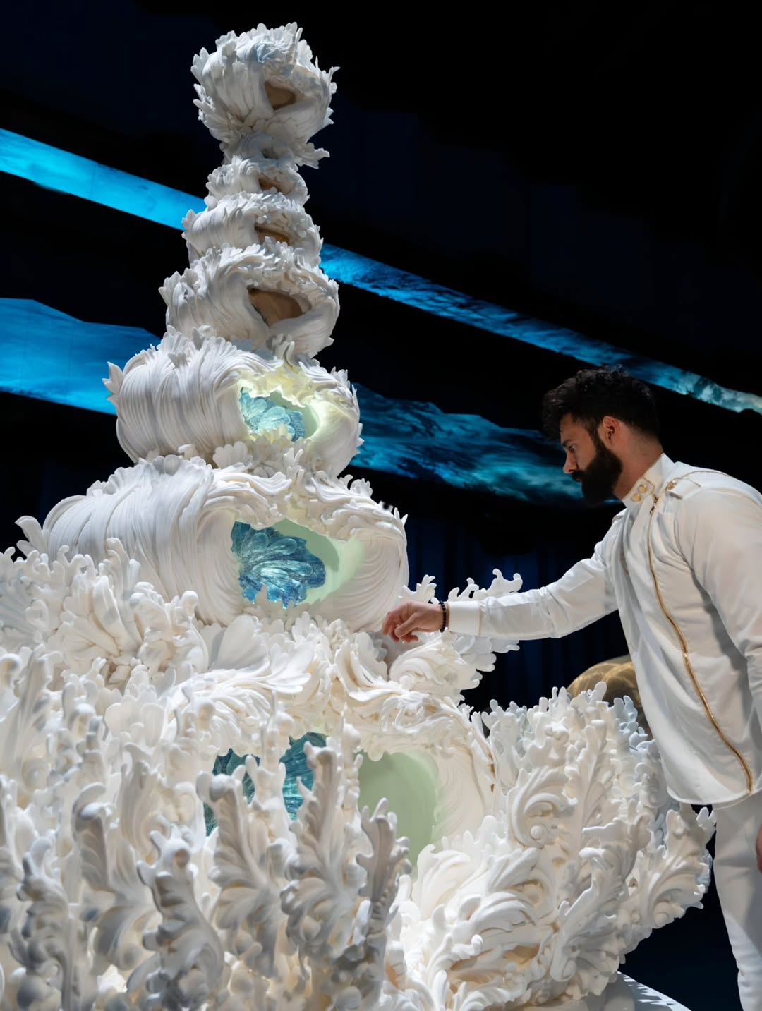 كيكة تجمع بين الشكل الضخم والتصميم الجريء الغير مألوف