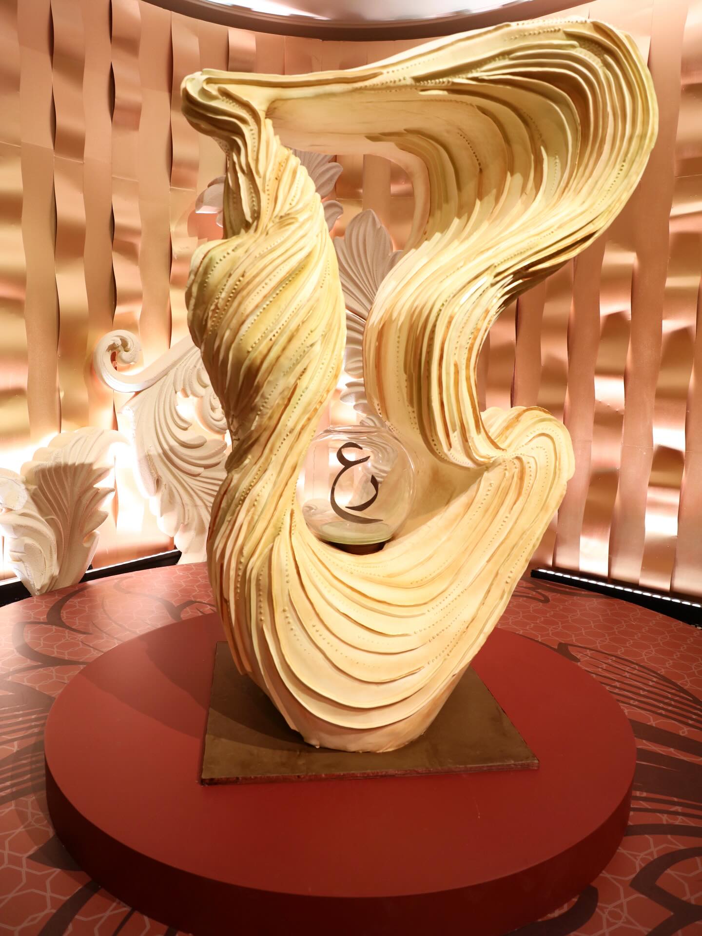 كيكة زفاف بشكل هندسي فخم