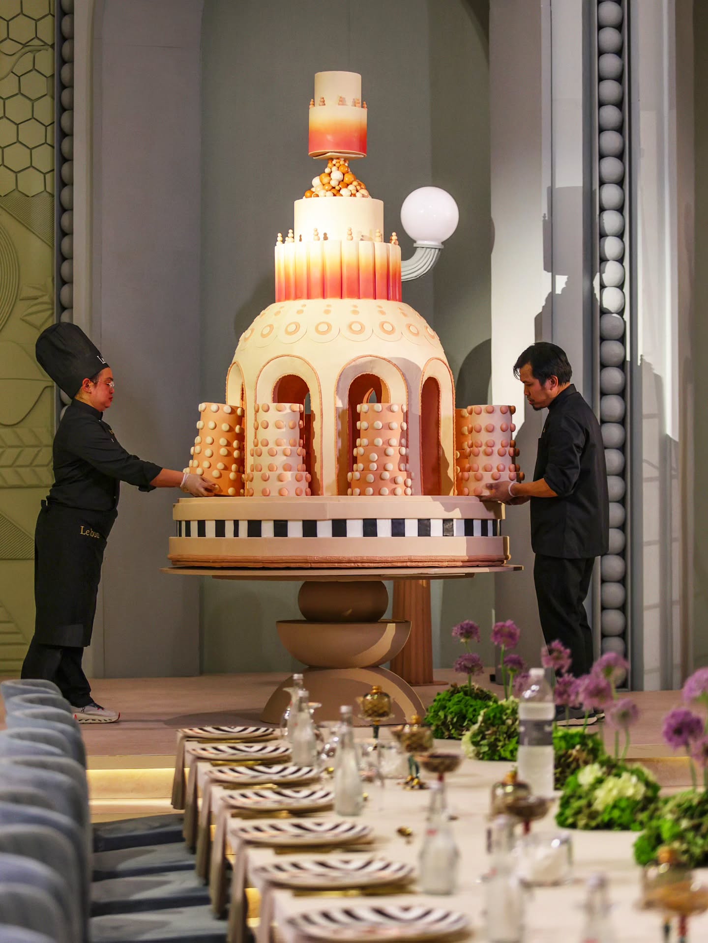 كيكة زفاف مميزة في زفاف ضخم