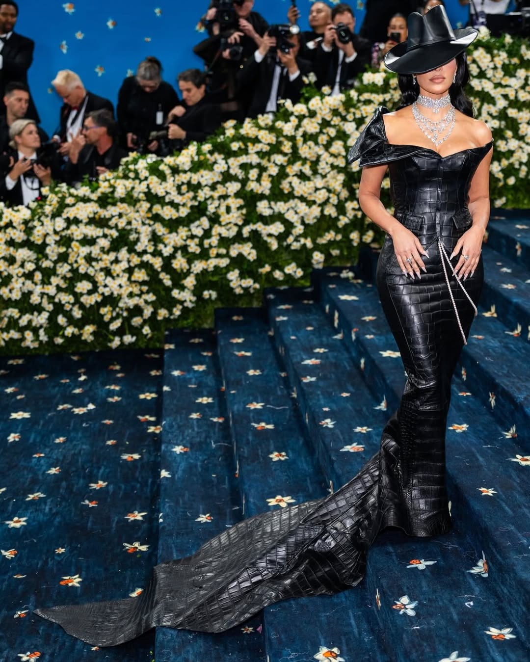 كيم كارداشيان بتنورة ماكسي بقصة الحورية الموصولة بذيل طويل