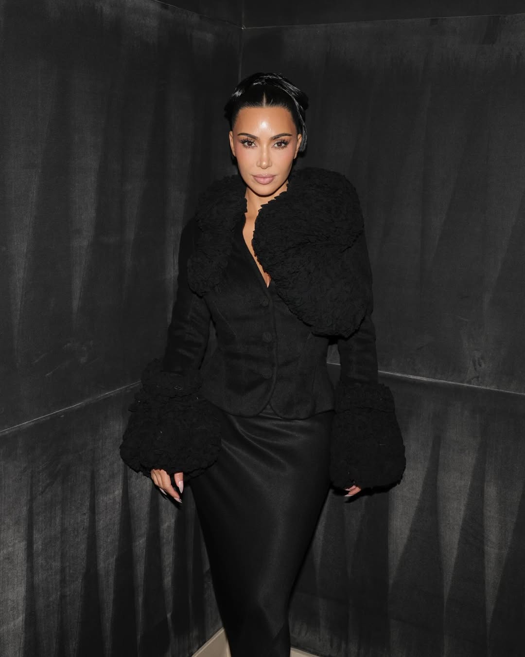 كيم كارداشيان بتنورة ماكسي من الحرير الأسود بقصة مستقيمة مع جاكيت مجسم