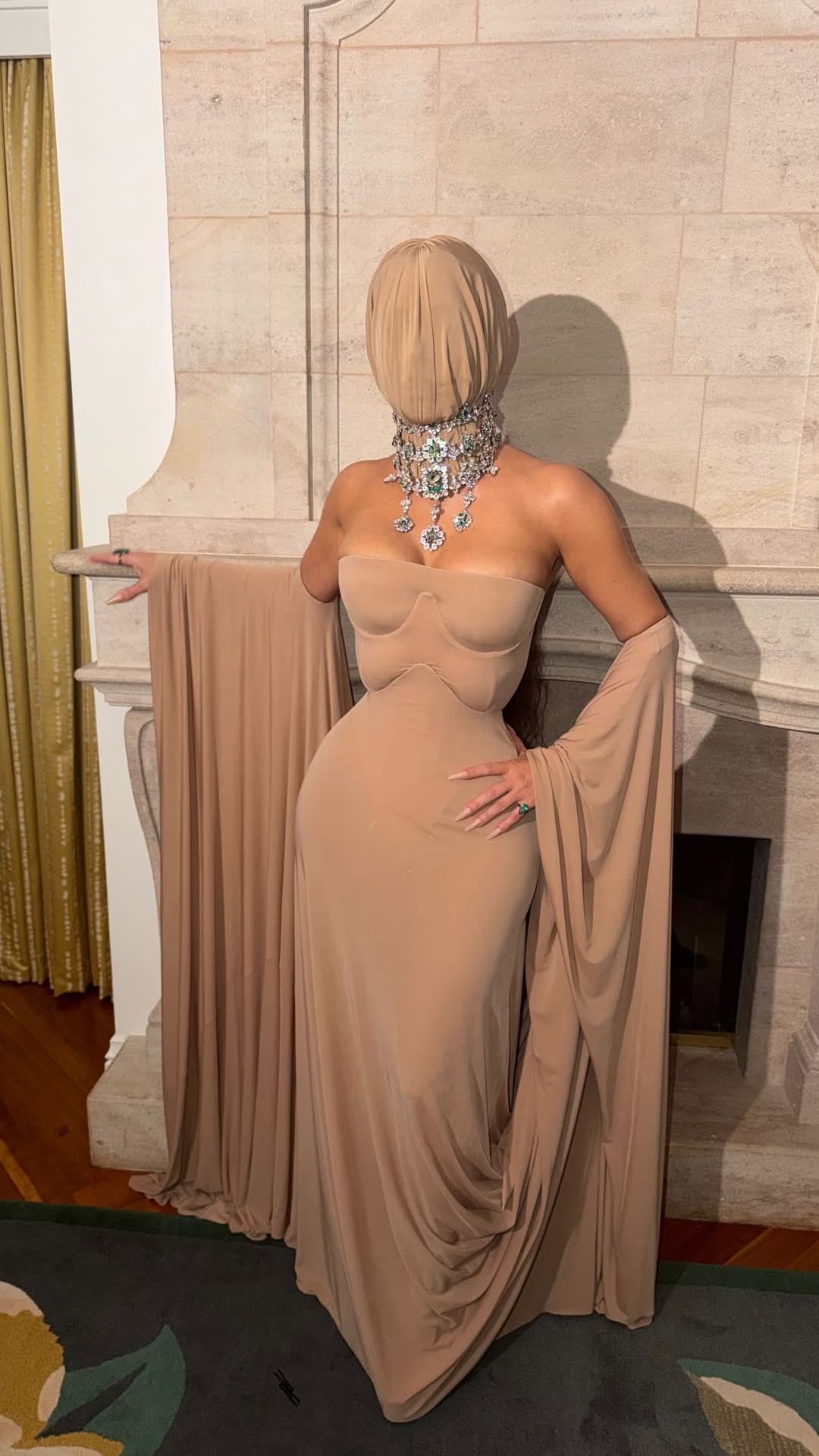 كيم كارداشيان بفستان طويل باللون البيج من توقيع Maison margiela