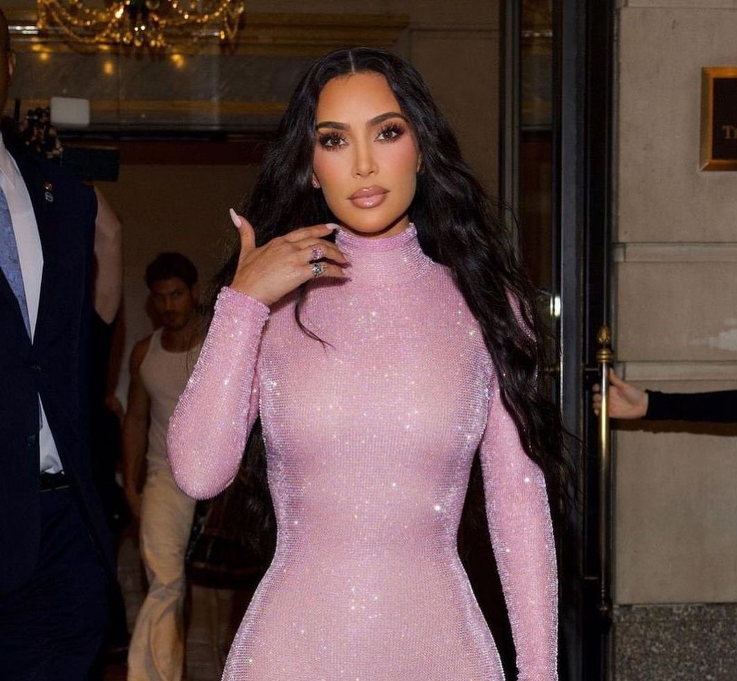 كيم كارداشيان Kim Kardashian بإطلالة مجوهرات أنيقة من تصميم Lorraine Schwartz