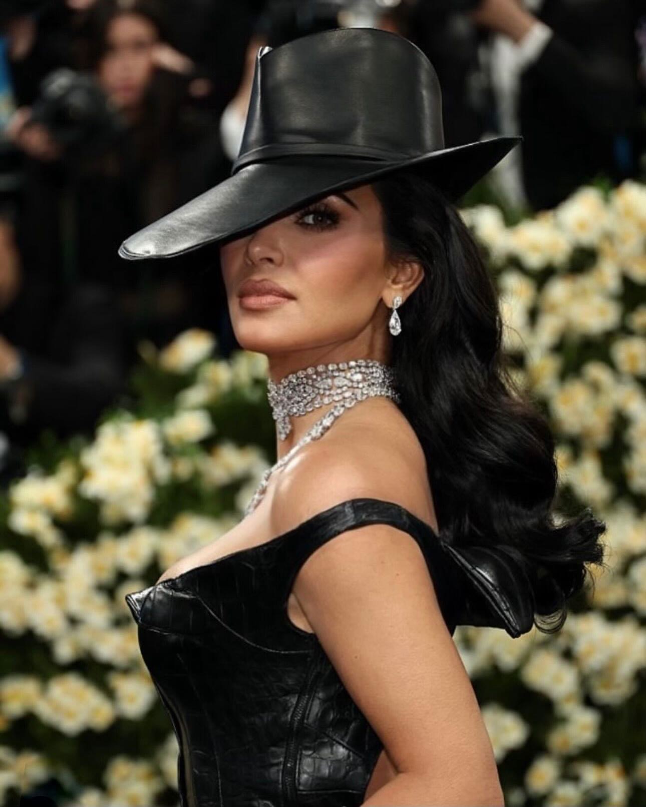 كيم كارداشيان Kim Kardashian بقلادة كبيرة الحجم مرصّعة بحبات الألماس البرّاقة من توقيع Moussaieff