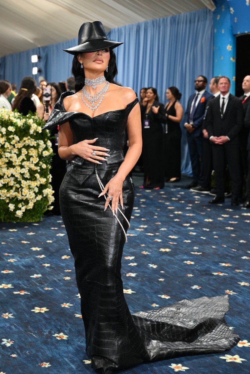 كيم كارداشيان Kim Kardashian بقلادة كبيرة الحجم مرصّعة بحبات الألماس البرّاقة